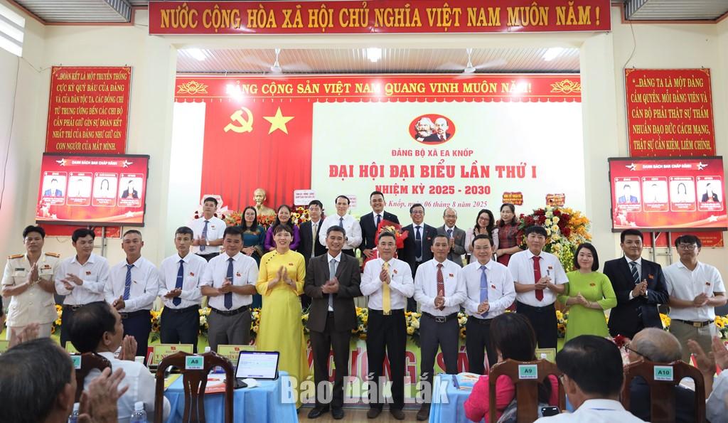 Đồng chí Nguyễn Đình Viên, Ủy viên Ban Thường vụ Tỉnh ủy, Chánh Văn phòng Tỉnh ủy tặng hoa chúc mừng Ban Chấp hành Đảng bộ xã Ea Knốp nhiệm kỳ 2025 - 2030.