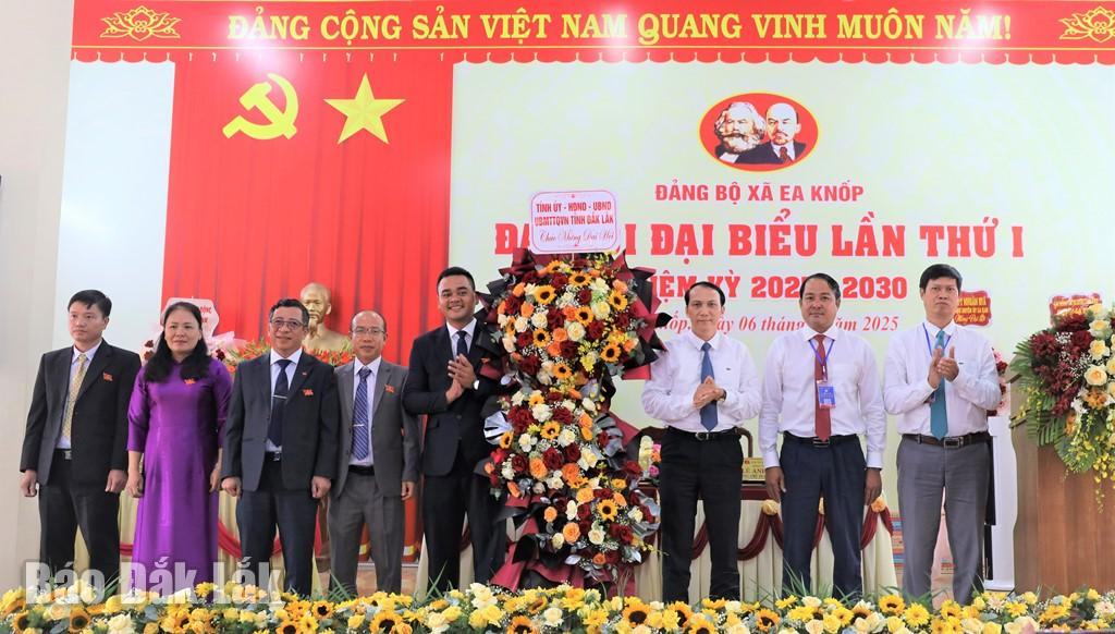 Đồng chí Nguyễn Đình Viên, Ủy viên Ban Thường vụ Tỉnh ủy, Chánh Văn phòng Tỉnh ủy tặng hoa chúc mừng đại hội.