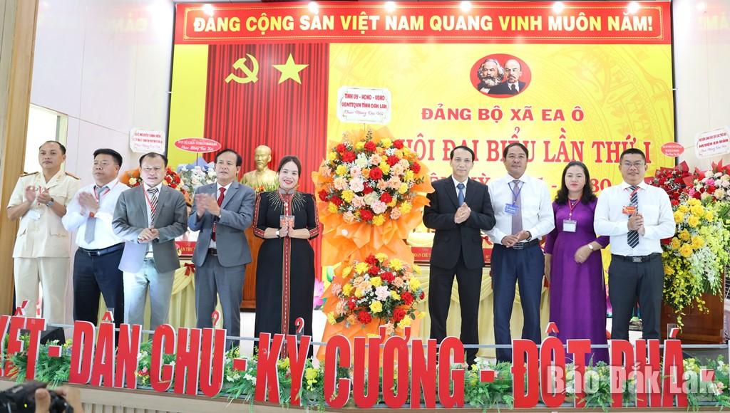 Đồng chí Nguyễn Đình Viên, Ủy viên Ban Thường vụ Tỉnh ủy, Chánh Văn phòng Tỉnh ủy và Y Nhuần Byă, Phó trưởng Ban Tổ chức Tỉnh ủy tặng hoa chúc mừng đại hội.