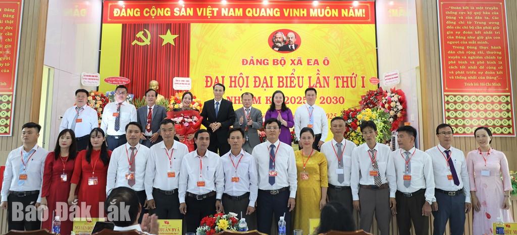 Ban Chấp hành Đảng bộ xã Ea Ô nhiệm kỳ 2025 - 2030 ra mắt tại đại hội.