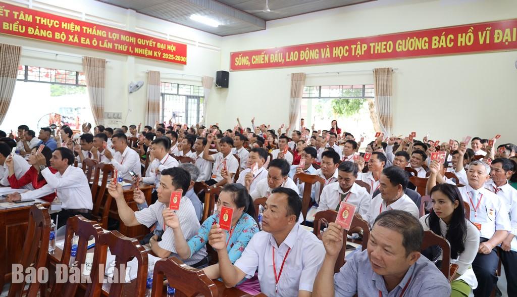 Đại biểu biểu quyết thông qua Nghị quyết Đại hội đại biểu Đảng bộ xã Ea Ô nhiệm kỳ 225 - 2030.