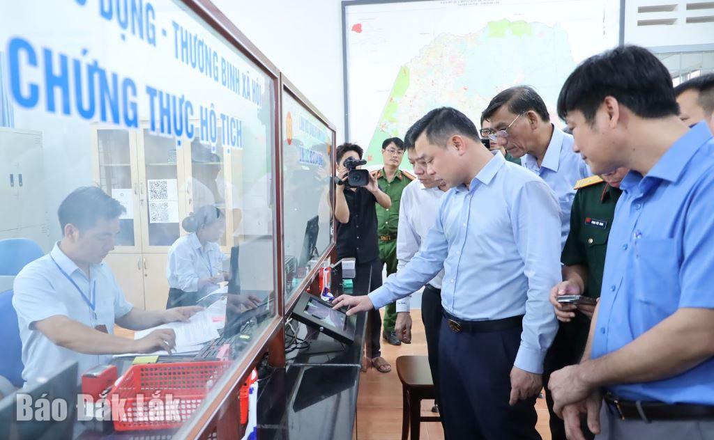 Phó Bí thư Tỉnh ủy, Phó trưởng Ban Thường trực Ban Chỉ đạo phát triển khoa học công nghệ, đổi mới sáng tạo và chuyển đổi số tỉnh Đắk Lắk Đỗ Hữu Huy cùng đoàn công tác của Tỉnh ủy kiểm tra công tác ứng dụng khoa học, công nghệ đổi mới sáng tạo và chuyển đổi số trên địa bàn xã Ea Súp.