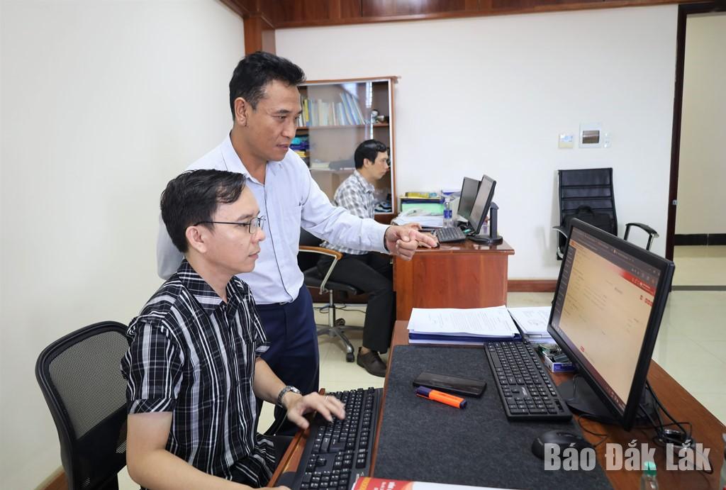 Lãnh đạo Phòng Chuyển đổi số - Cơ yếu, Văn phòng Tỉnh ủy kiểm tra việc ứng dụng công nghệ thông tin, chuyển đổi số trong công tác chuyên môn.