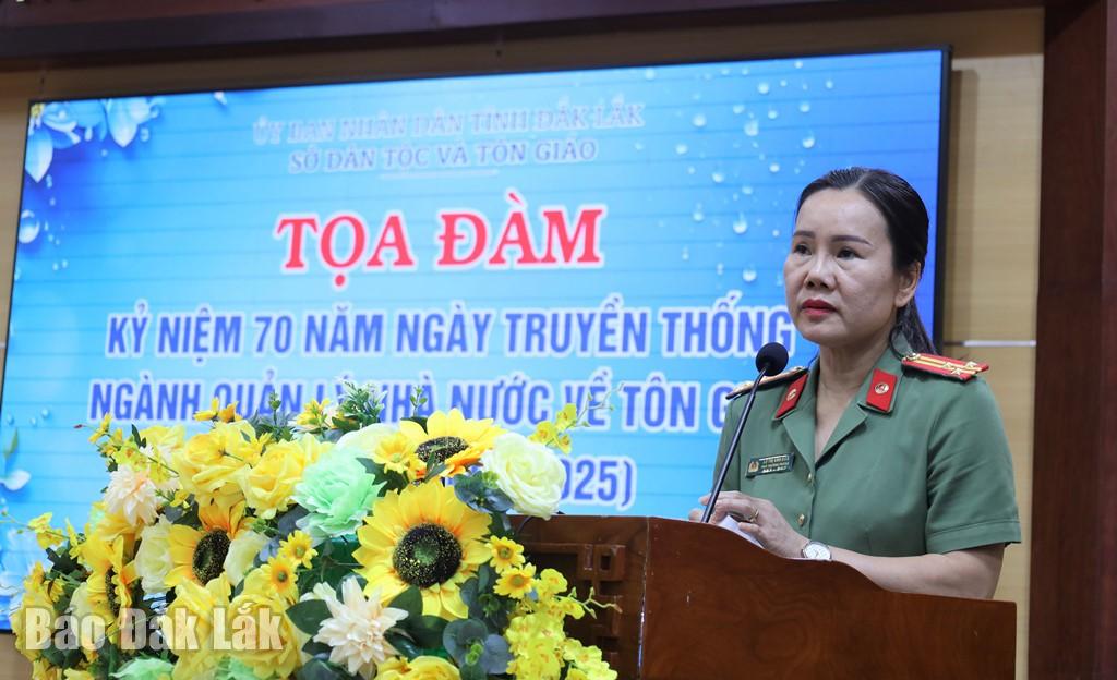 Thượng tá Lữ Thị Anh Đào, Phó trưởng Phòng An ninh, Công an tỉnh tham luận nội dung công tác quản lý nhà nước về tôn giáo.