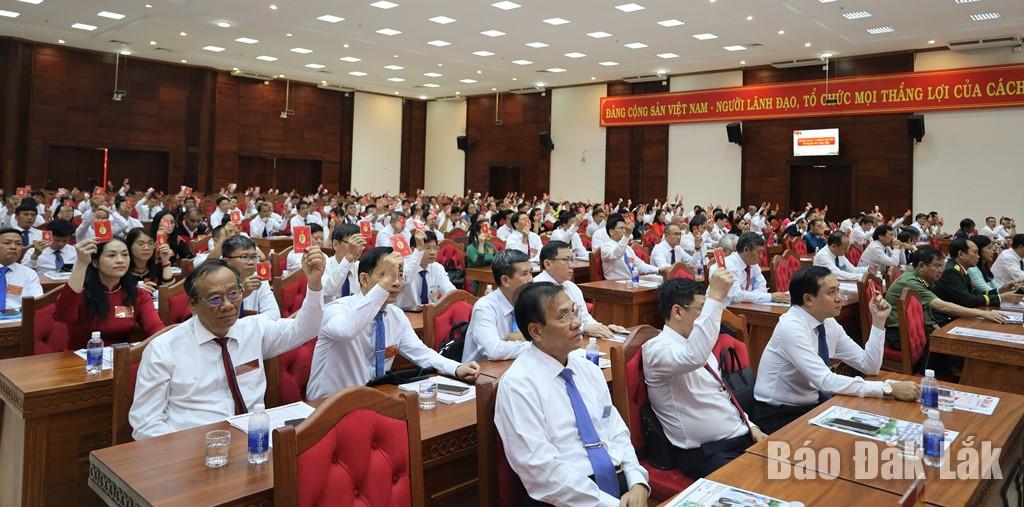Các đại biểu biểu quyết thông qua Nghị quyết Đại hội.
