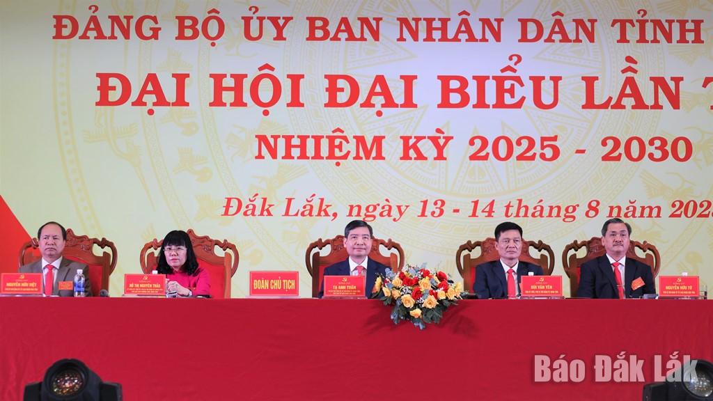 Đoàn Chủ tịch điều hành đại hội.