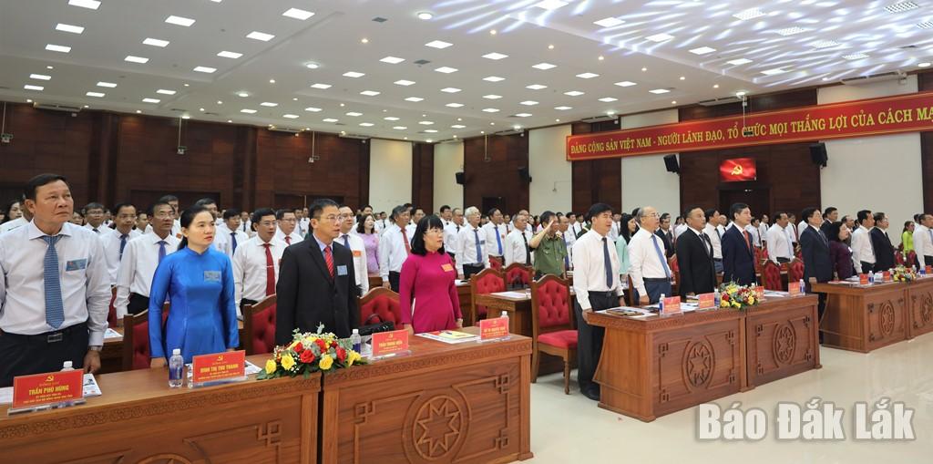 Đại biểu dự đại hội thực hiện nghi thức chào cờ.