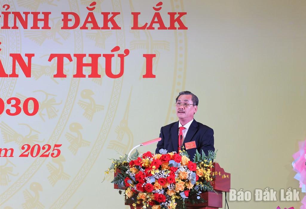 Phó Bí thư chuyên trách Đảng ủy UBND tỉnh Nguyện Hữu Từ thôpng qua dự thảo cáo cáo chính trị tóm tắt tại đại hội.