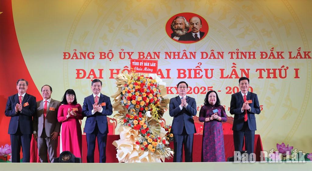 Ủy viên Trung ương Đảng, Bí thư Tỉnh ủy Nguyễn Đình Trung và Phó Bí thư Thường trực Tỉnh ủy, Chủ tịch HĐND tỉnh Cao Thị Hòa An tặng hoa chúc mừng Đại hội đại biểu Đảng bộ UBND tỉnh lần thứ I, nhiệm kỳ 2025 - 2030.