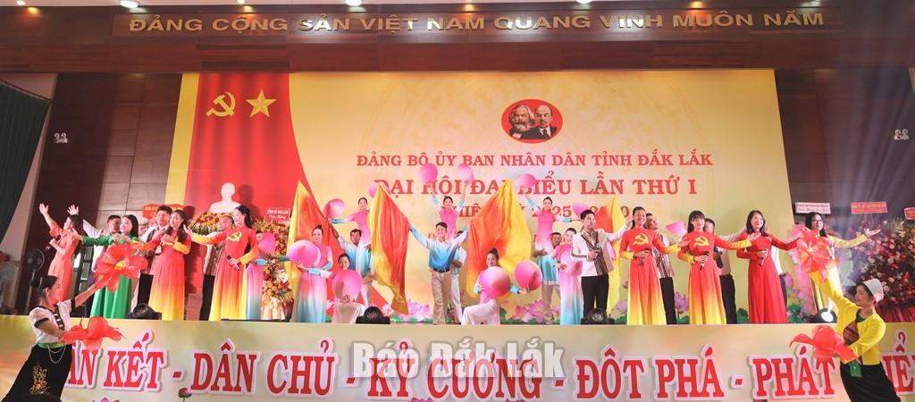 Chương trình văn nghệ chào mừng đại hội.
