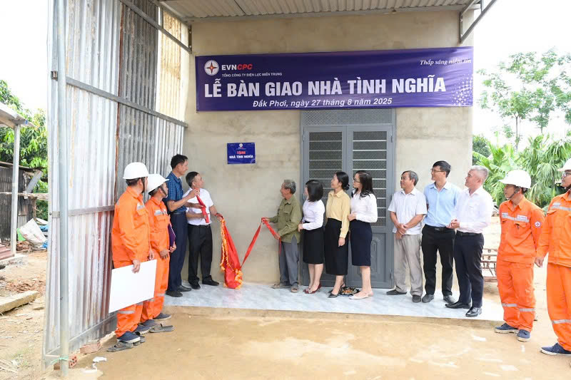 Nghi thức khánh thành nhà mới tại gia đình ông Phan Văn Lợi – xã Đắk Phơi