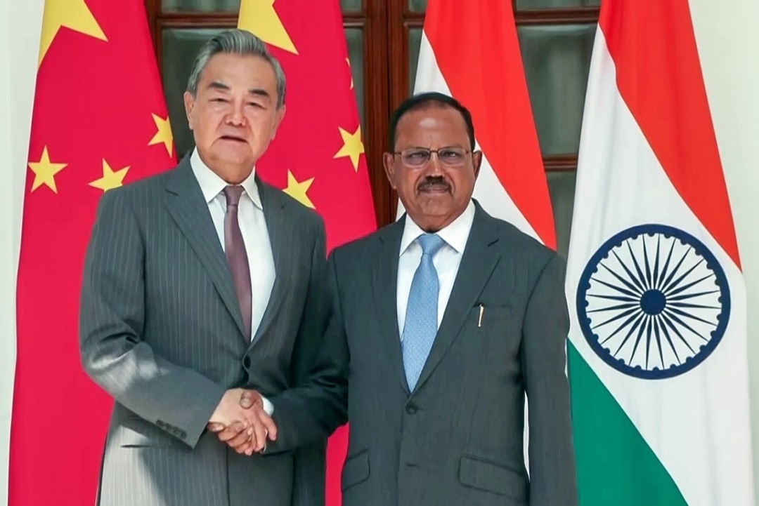 Ngoại trưởng Trung Quốc Vương Nghị (trái) và Cố vấn an ninh quốc gia Ấn Độ Ajit Doval tại cuộc gặp ở New Delhi ngày 19/8/2025. Ảnh: ANI/TTXVN