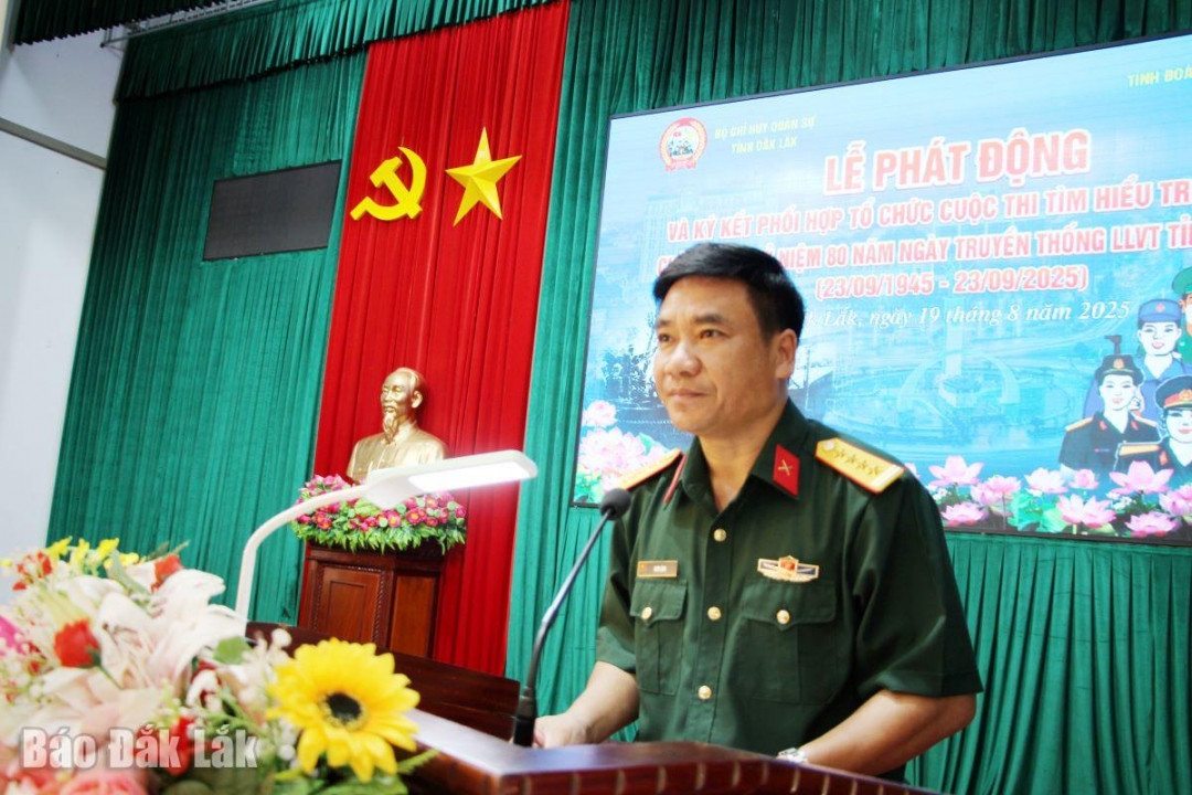 Đại tá Ksơr Lành, Phó Chính ủy Bộ Chỉ huy Quân sự tỉnh phát biểu tại lễ phát động.