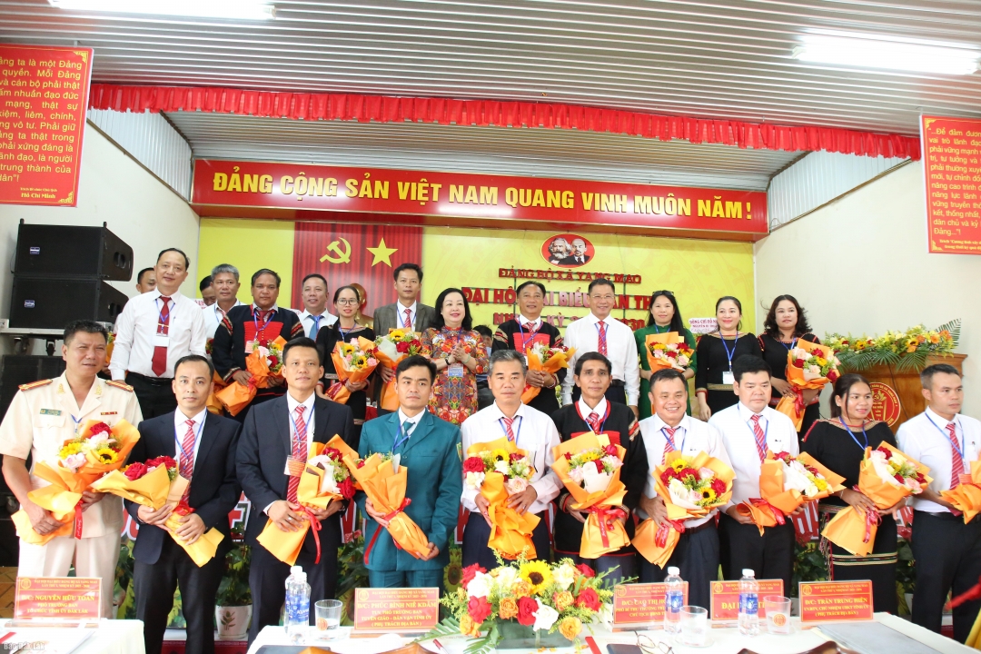 Phó Bí thư Thường trực Tỉnh ủy, Chủ tịch HĐND tỉnh Cao Thị Hòa An và các đồng chí trong Ban Thường vụ Tỉnh ủy tặng hoa chúc mừng Ban Chấp hành Đảng bộ xã Yang Mao nhiệm kỳ 2025 – 2030.