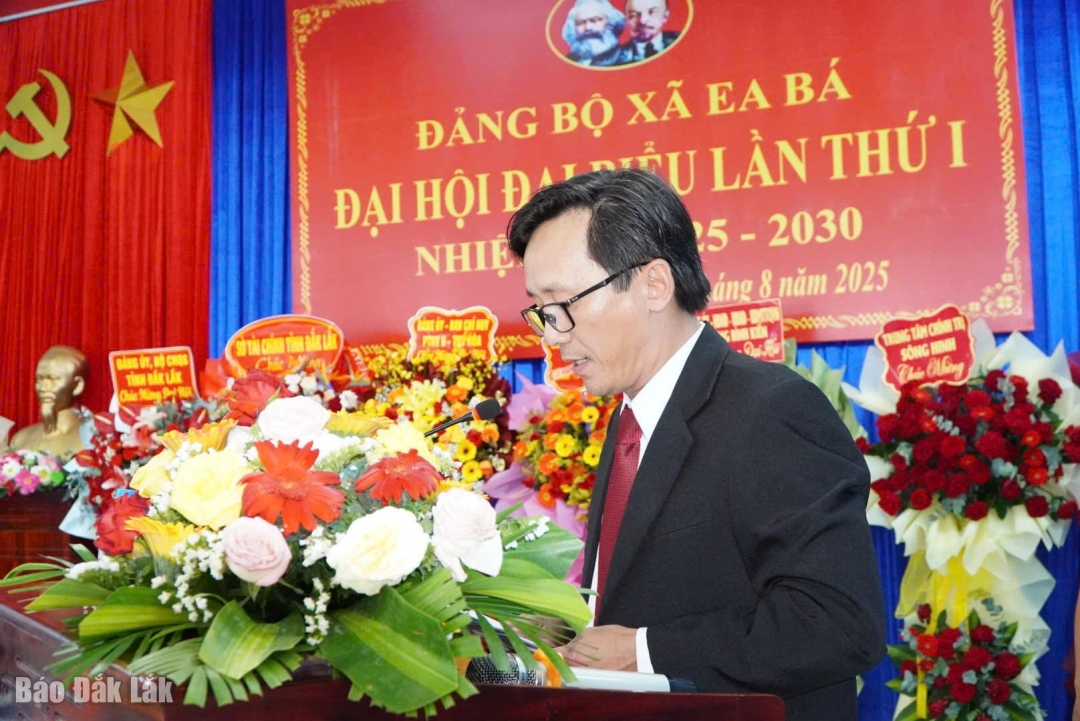 Bí thư Đảng ủy xã Ea Bá Nguyễn Hoài Vũ phát biểu khai mại đại hội.
