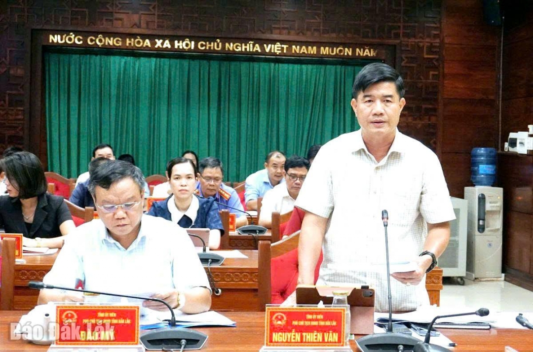 Phó Chủ tịch UBND tỉnh Nguyễn Thiên Văn phát biểu tại Hội nghị.