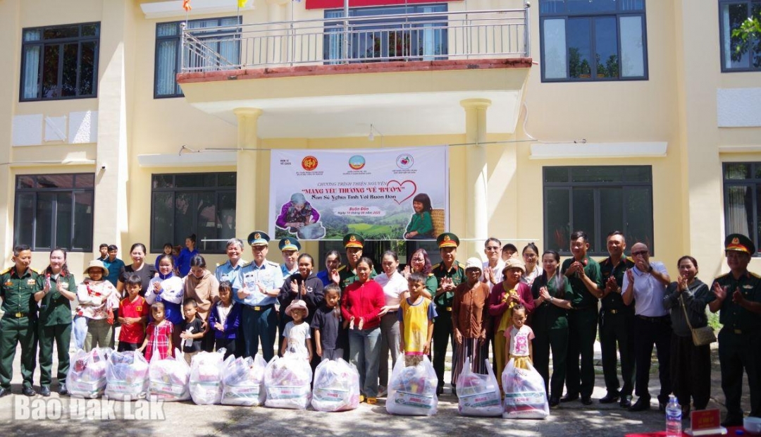 Dại diện các cơ quan, đơn vị, địa phương trao tặng quà cho các gia đình có hoàn cảnh khó khăn.