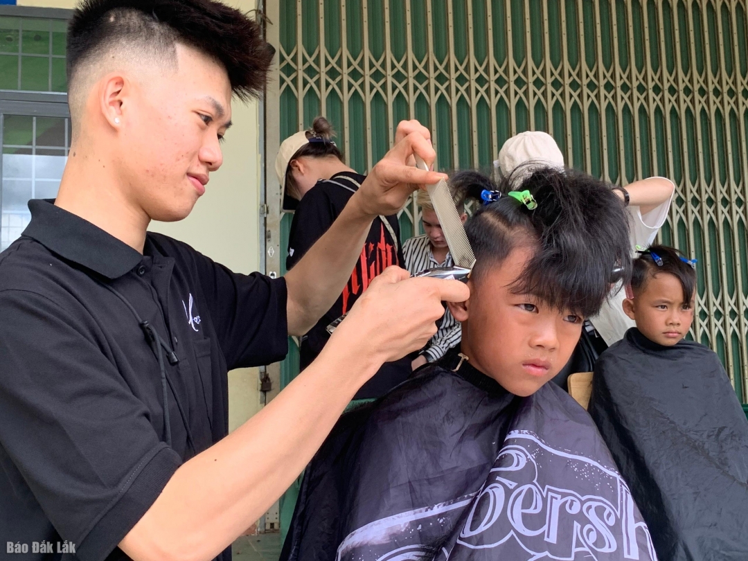 Hoạt động cắt tóc miễn phí tại chương trình.