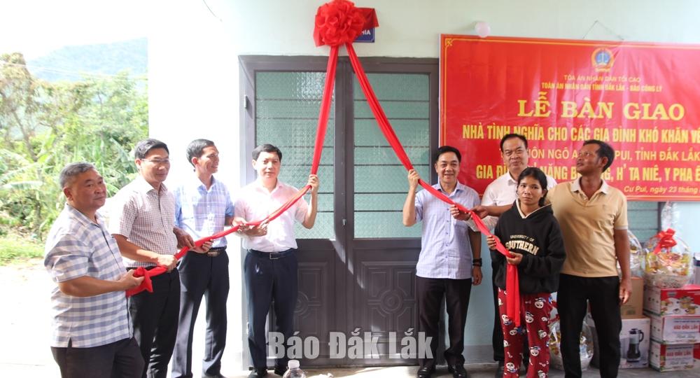 Đại diện lãnh đạo các đơn vị bàn giao nhà tặng các hộ gia đình.