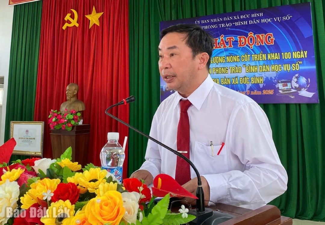 Bí thư, Chủ tịch HĐND xã Đức Bình Nguyễn Hồng Phong chỉ đạo tại buổi lễ.