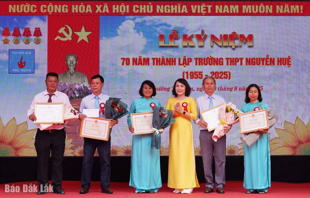 Phó Giám đốc Sở GD&ĐT Võ Thị Minh Duyên trao Bằng khen của Bộ GD&ĐT cho các cá nhân.