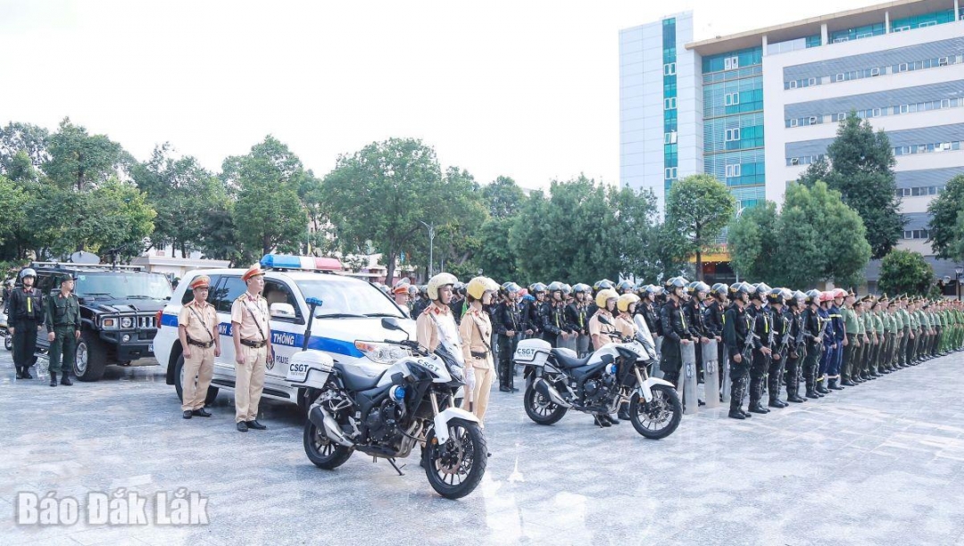 Lực lượng Công an tỉnh tham dự lễ ra quân.