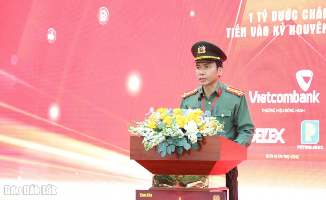 Đại tá Trần Quang Hiếu, Phó Giám đốc Công an tỉnh Đắk Lắk phát động chương trình đi bộ.