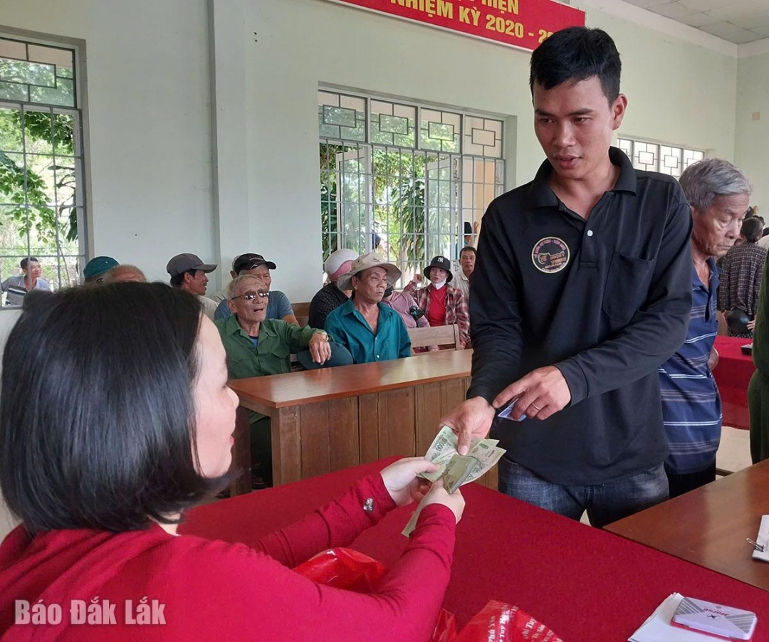 Người dân tới nhà văn hóa khu phố nhận quà.