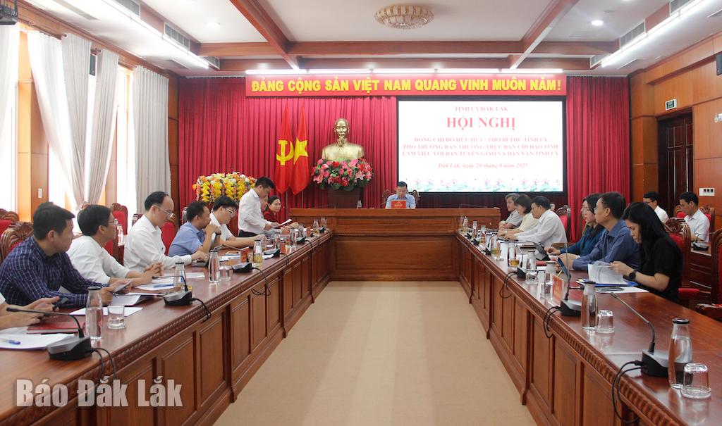 Quang cảnh buổi làm việc