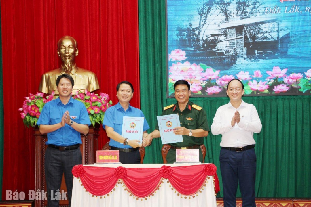Đại diện Bộ Chỉ huy Quân sự tỉnh và Tỉnh Đoàn ký kết kế hoạch phối hợp tổ chức cuộc thi.