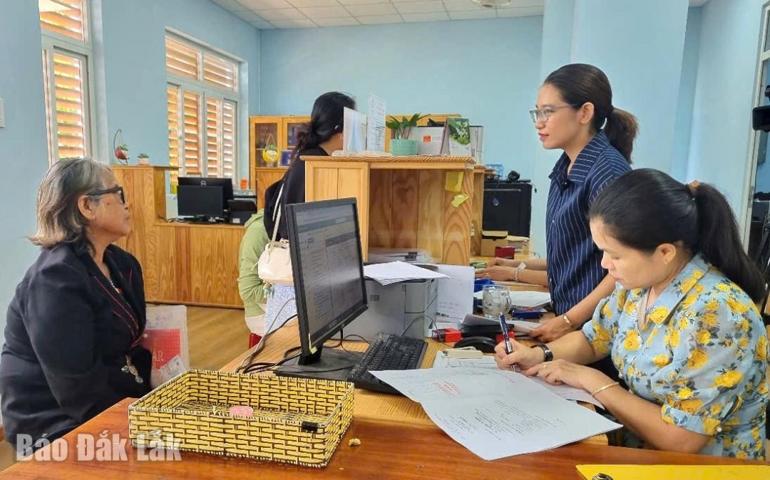 Người dân đến giải quyết thủ tục hành chính tại UBND phường Ea Kao.