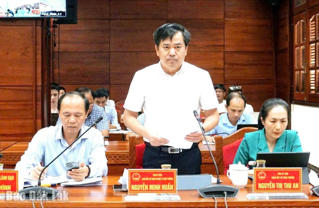 Giám đốc Sở Nông nghiệp và Môi trường Nguyễn Minh Huấn báo cáo tại Hội nghị.
