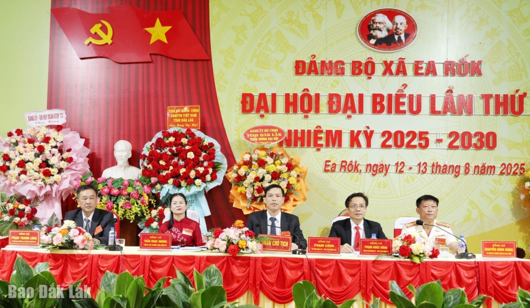 Đoàn Chủ tịch chủ trì Đại hội.