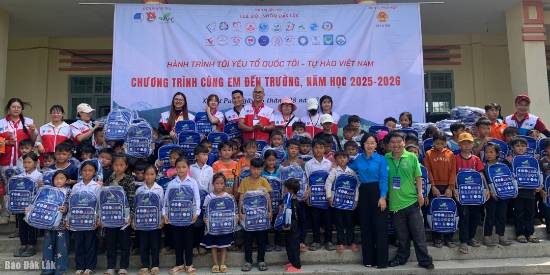 530 chiếc cặp tặng cho các em học sinh trường Tiểu học Cẩm Phong.