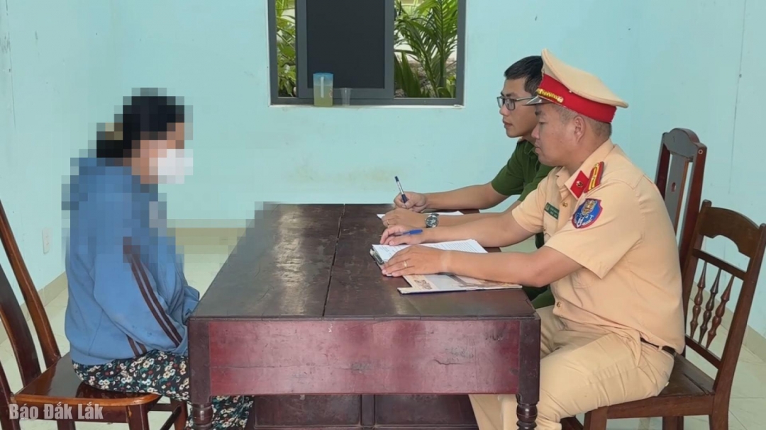 Bà L. làm việc với lực lượng chức năng.  