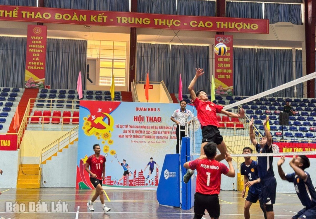 Vận động viên Bộ Chỉ huy Quân sự tỉnh (màu áo đỏ) tranh tài tại môn bóng chuyền.
