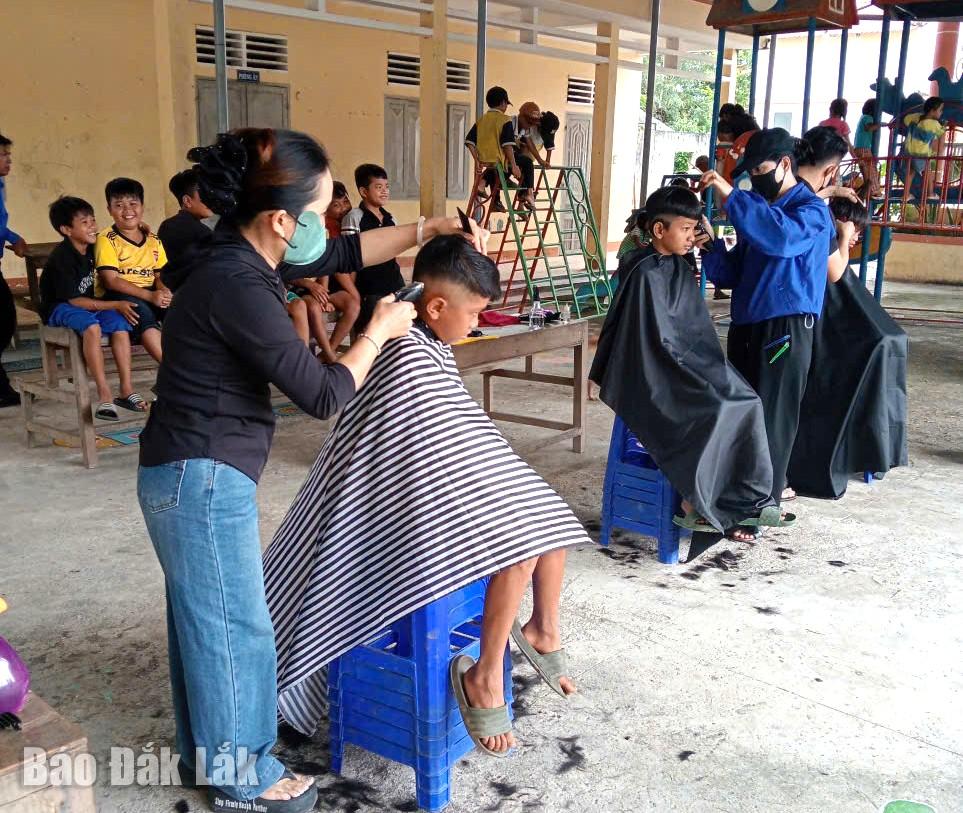 tổ chức cắt tóc miễn phí cho người dân trong buôn...