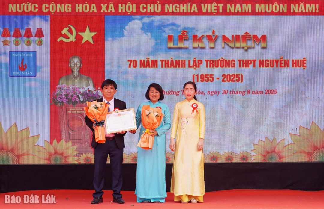 Giám đốc Sở GD&ĐT Lê Thị Thanh Xuân đại diện trao bằng khen của Bộ GD&ĐT cho nhà trường.