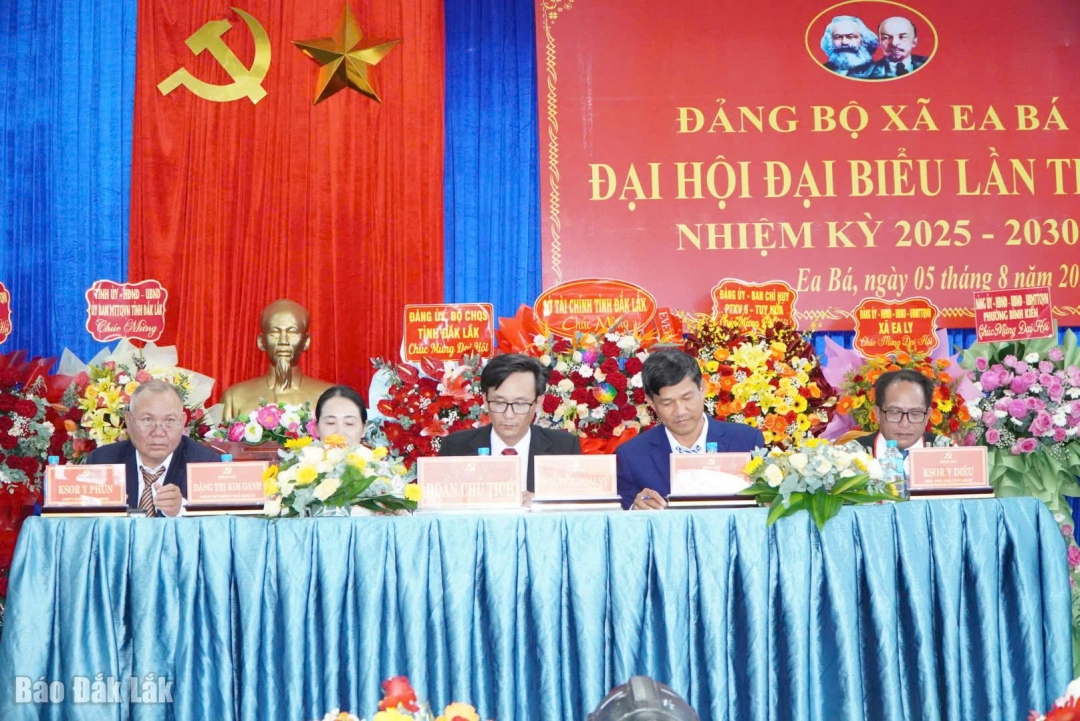 Đoàn chủ tịch hội nghị.