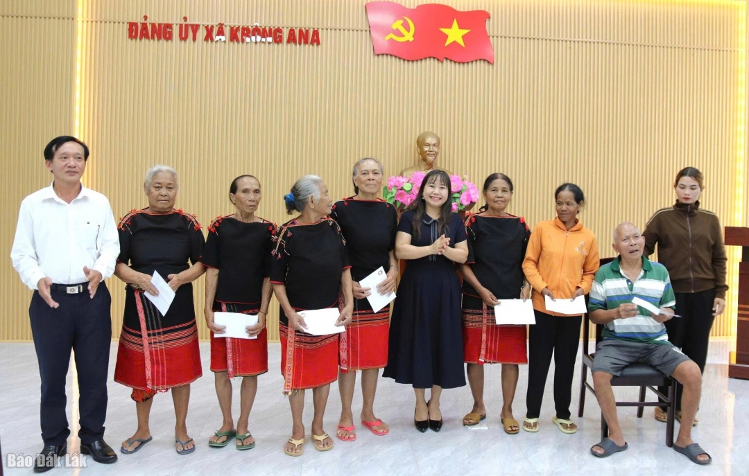Đại diện Ủy ban MTTQ tỉnh và đại diện lãnh đạo xã Krông Ana trao kinh phí hỗ trợ cho các nghệ nhân.
