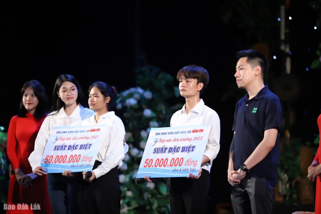 Đại diện các đơn vị tài trợ trao học bổng cho tân sinh viên có hoàn cảnh khó khăn tại Đắk Lắk. Ảnh minh hoạ