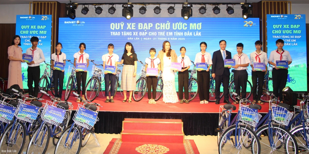 Đại diện Bảo Việt Nhân thọ Đắk Lắk trao xe đạp cho học sinh khó khăn.