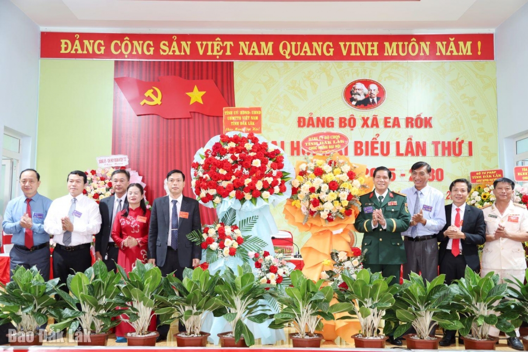 Lãnh đạo tỉnh tặng hoa chúc mừng Đại hội.