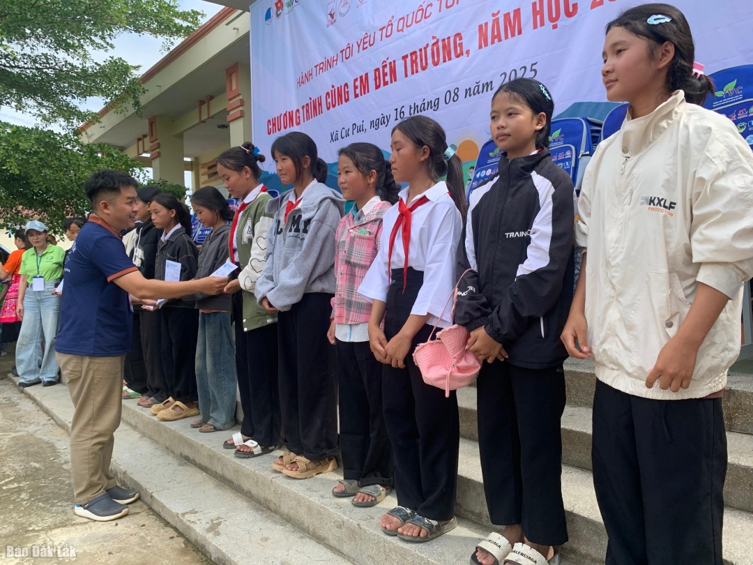 Chủ tịch Hội thiện nguyện Đom đóm Phú Yên (Đắk Lắk) Lê Thoại Kỳ trao quà cho các em học sinh.