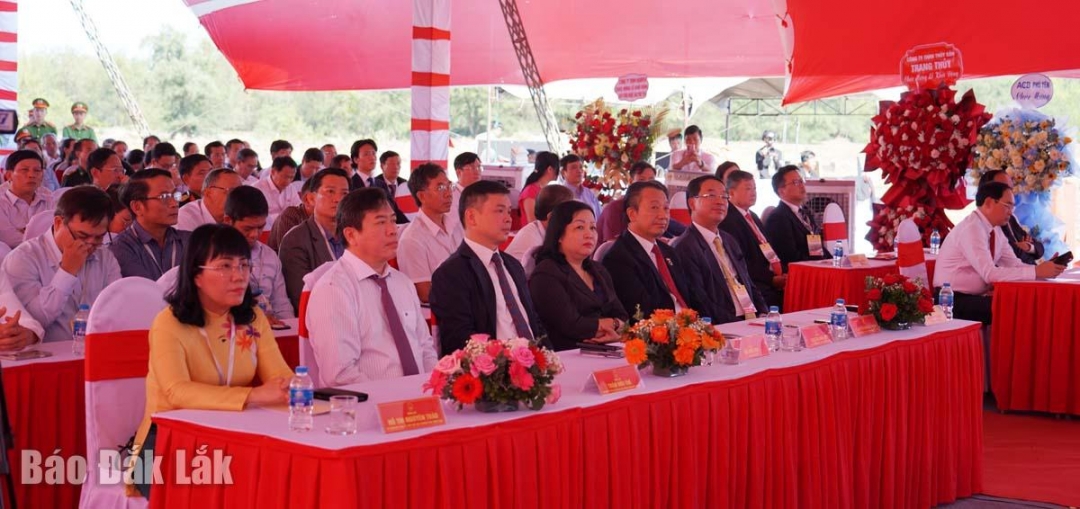 Các đại biểu tham dự buổi lễ.