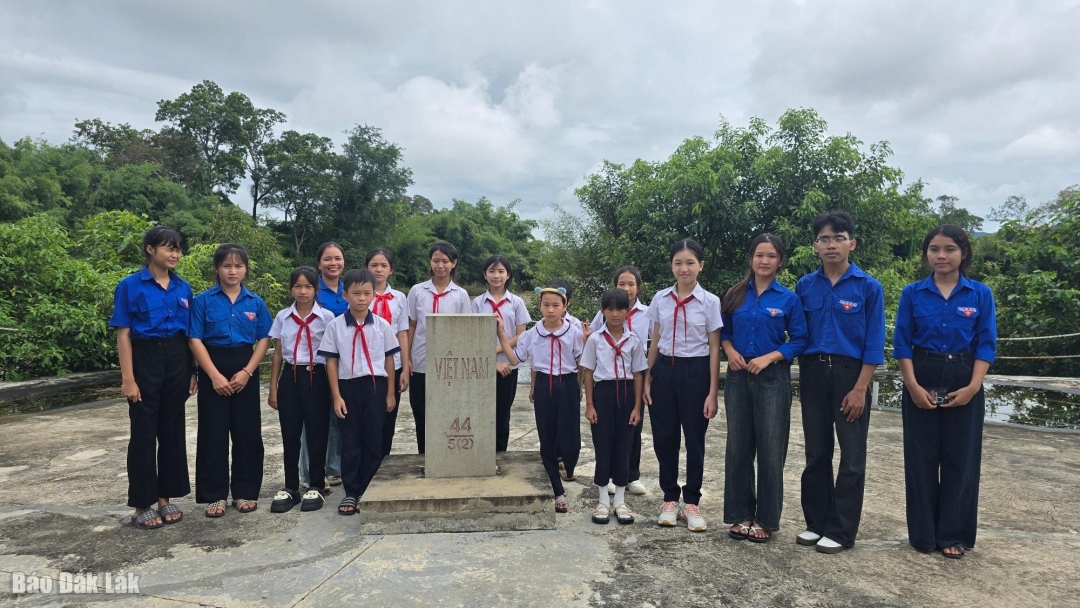 Đoàn viên, thanh thiếu nhi xã Buôn Đôn tham quan, tìm hiểu cột mốc biên giới.