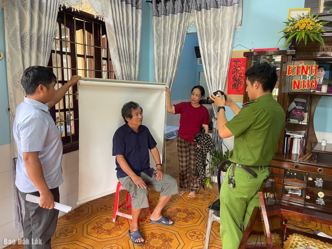 Tuổi trẻ Công an phường Cư Bao đảng viên lão thành cách mạng, đảng viên già yếu, đau ốm trên địa bàn làm thẻ đảng viên gắn chip.