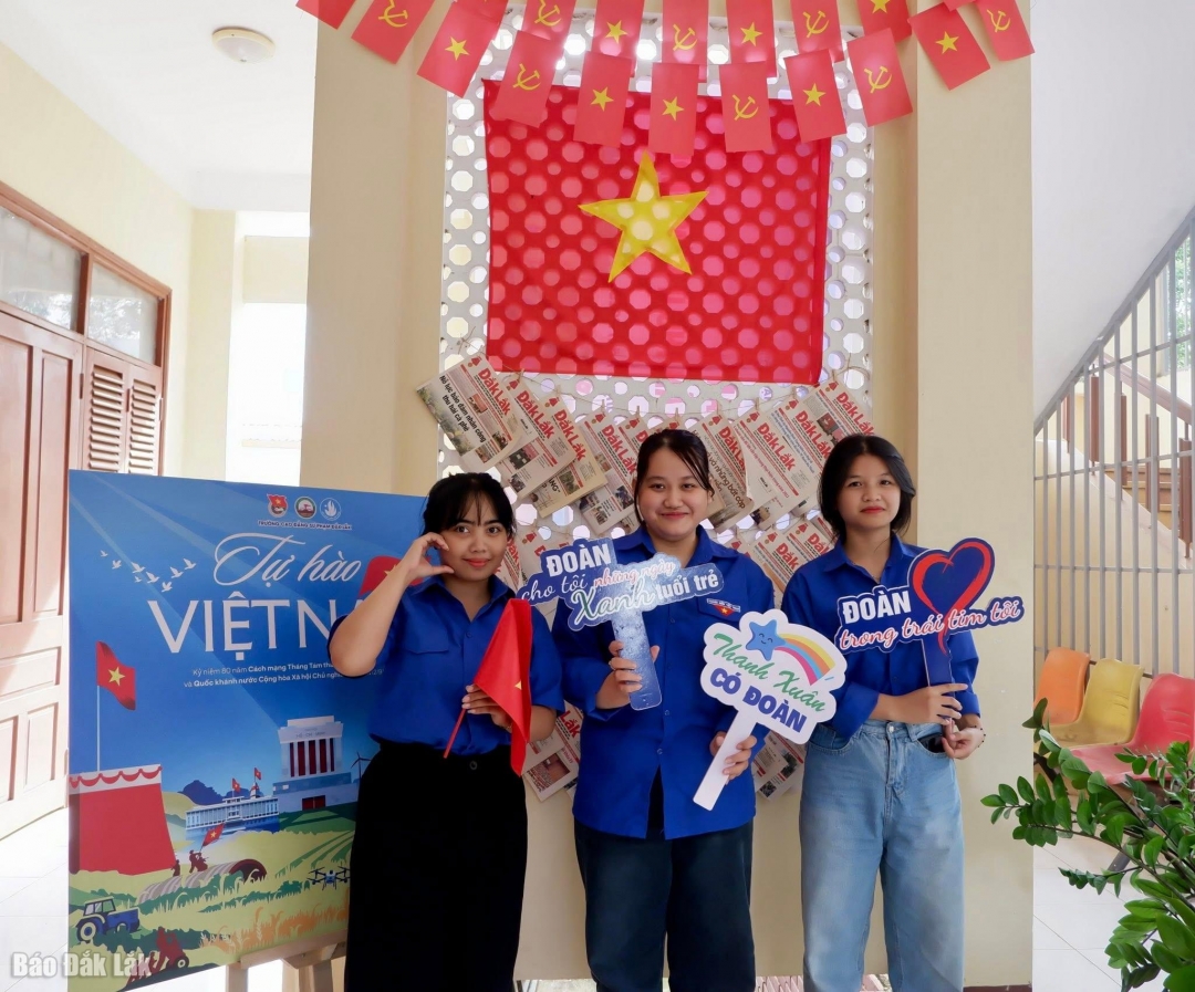Đoàn Thanh niên – Hội Sinh viên Trường Cao đẳng Sư phạm Đắk Lắk đã xây dựng không gian “Tự hào Việt Nam” với nhiều hình ảnh, khẩu hiệu và góc trưng bày ý nghĩa.