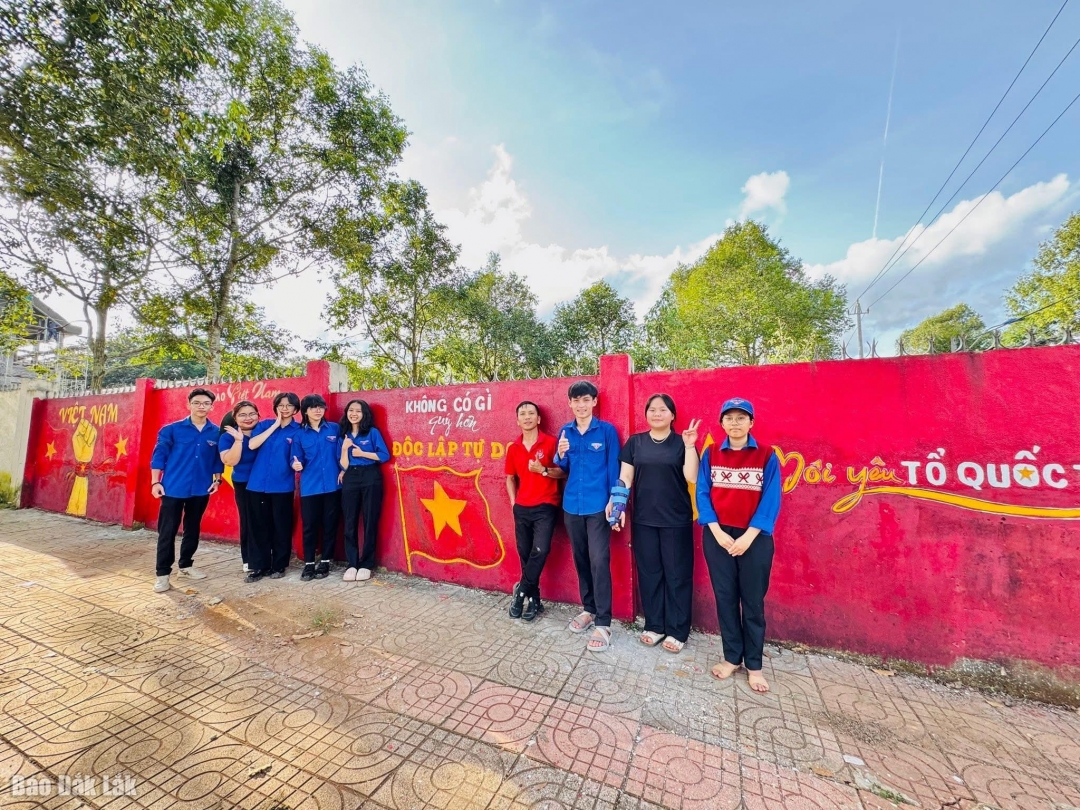 Đoàn viên thanh niên phường Buôn Hồ chung tay biến bức tường cũ thành công trình thanh niên Bích hoạ Tự hào Việt Nam