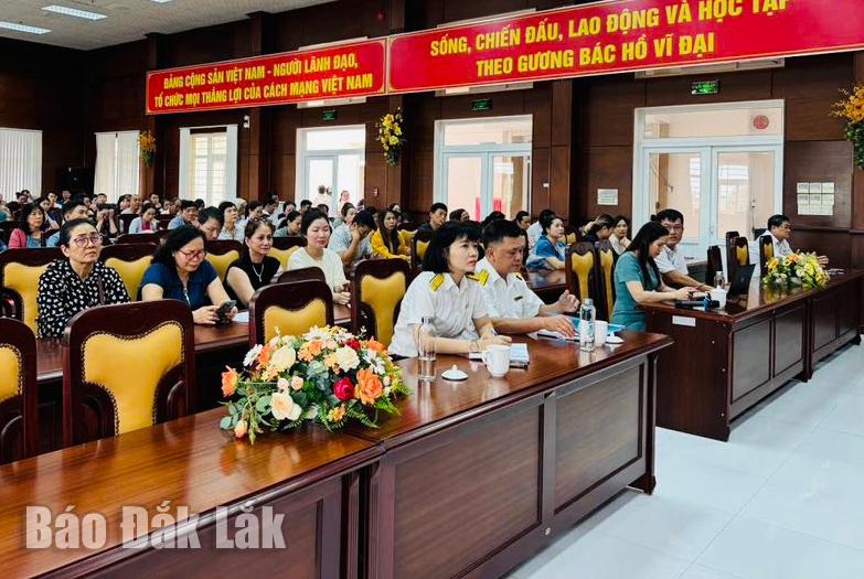 Nhiều hộ kinh doanh thuộc diện triển khai hóa đơn điện tử khởi tạo từ máy tính tiền trên địa bàn các phường Tuy Hòa, Phú Yên và Bình Kiến tham dự hội nghị.